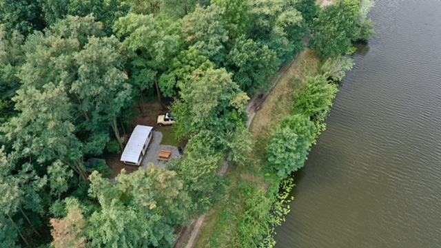 Pohled z dronu – pozemek mezi stromy přímo u Labe